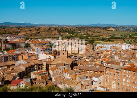 Una vista aerea della città vecchia di Monzon, nella provincia Huesca di Aragona, Spagna, evidenziando il campanile della Cattedrale di Santa Maria del Rom Foto Stock