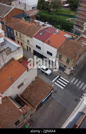 Una vista aerea di un'auto bianca si fermava di fronte ad un passaggio pedonale Foto Stock