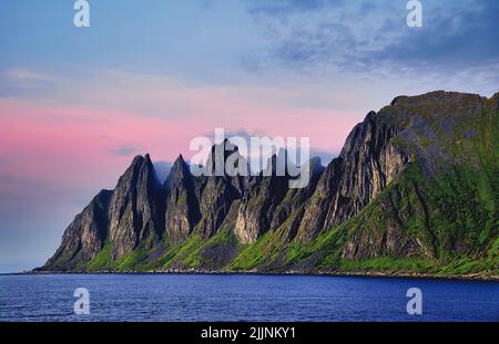 Una vista della catena montuosa delle sette Sorelle sull'isola di Alston nella contea di Nordland, Norvegia Foto Stock