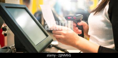 Processo di stampa della fattura per un cliente, processore di carte di credito, stampante per ricevute con bolletta della spesa cartacea e monitor touchscreen, POS Foto Stock