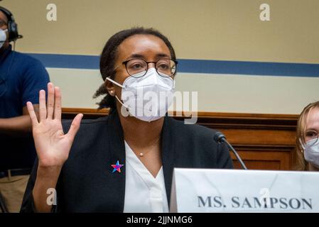 Kelly Sampson, Senior Counsel e Director of Racial Justice Brady: United Against Gun violence, rimane seduta mentre è giurata durante un'audizione della House Committee on Oversight and Reform "Evessing the Practices and profits of Gun Manufacturers" (Commissione per la supervisione e la riforma) nel Rayburn House Office Building di Washington, DC, 27 luglio 2022. Credit: Rod Lammey/CNP /MediaPunch Foto Stock