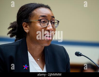 Kelly Sampson, Senior Counsel e Director of Racial Justice Brady: United Against Gun violence, appare dinanzi a un'audizione della House Committee on Oversight and Reform "Evining the Practices and profits of Gun Manufacturers" nell'edificio Rayburn House Office di Washington, DC, 27 luglio 2022. Credit: Rod Lammey/CNP /MediaPunch Foto Stock