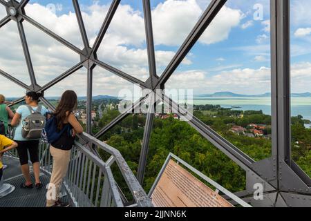 Badacsony visto da Gombkilato (punto di osservazione della sfera) su Vardomb, Parco Avventura, Balatonboglar, Balaton, Ungheria Foto Stock