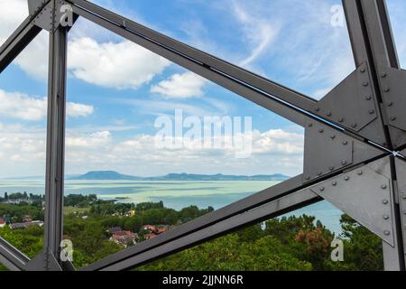 Badacsony visto da Gombkilato (punto di osservazione della sfera) su Vardomb, Parco Avventura, Balatonboglar, Balaton, Ungheria Foto Stock