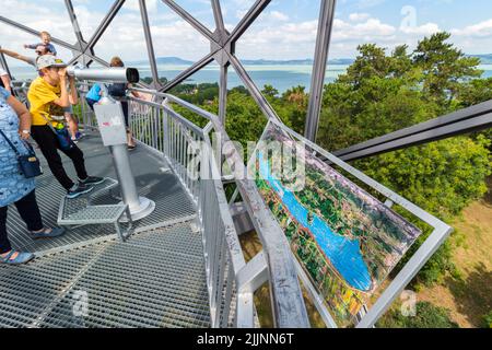 Bambino che guarda in telescopio su Gombkilato (punto di osservazione della sfera) su Vardomb, Parco Avventura, Balatonboglar, Balaton, Ungheria Foto Stock