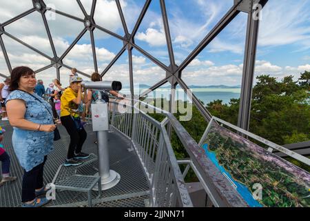 Bambino che guarda in telescopio su Gombkilato (punto di osservazione della sfera) su Vardomb, Parco Avventura, Balatonboglar, Balaton, Ungheria Foto Stock