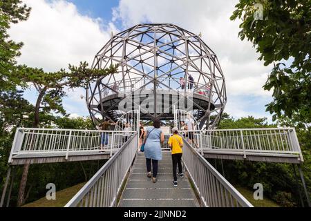 Gombkilato (punto di osservazione della sfera) su Vardomb, Parco Avventura, Balatonboglar, Balaton, Ungheria Foto Stock