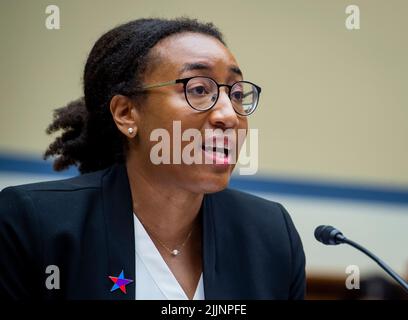 Washington, Stati Uniti d'America. 27th luglio 2022. Kelly Sampson, Senior Counsel e Director of Racial Justice Brady: United Against Gun violence, appare dinanzi a un'audizione della House Committee on Oversight and Reform "Evining the Practices and profits of Gun Manufacturers" nell'edificio Rayburn House Office di Washington, DC, 27 luglio 2022. Credit: Rod Lammey/CNP/Sipa USA Credit: Sipa USA/Alamy Live News Foto Stock