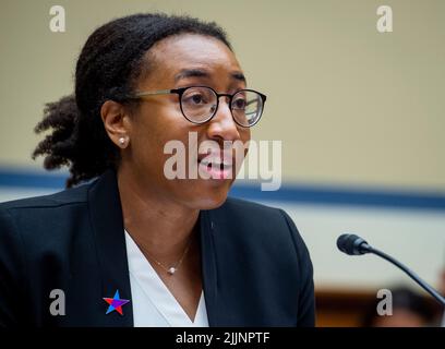 Washington, Stati Uniti d'America. 27th luglio 2022. Kelly Sampson, Senior Counsel e Director of Racial Justice Brady: United Against Gun violence, appare dinanzi a un'audizione della House Committee on Oversight and Reform "Evining the Practices and profits of Gun Manufacturers" nell'edificio Rayburn House Office di Washington, DC, 27 luglio 2022. Credit: Rod Lammey/CNP/Sipa USA Credit: Sipa USA/Alamy Live News Foto Stock