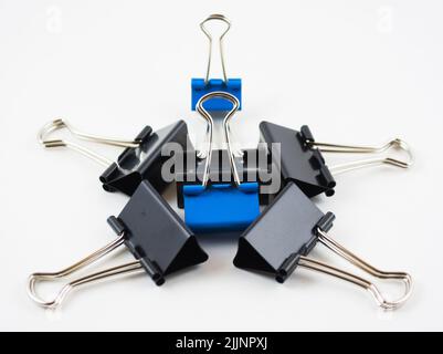 Un primo piano di graffette metalliche in carta, isolate su sfondo bianco Foto Stock