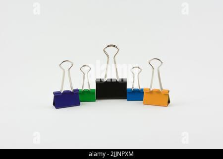 Un primo piano di graffette metalliche in carta, isolate su sfondo bianco Foto Stock