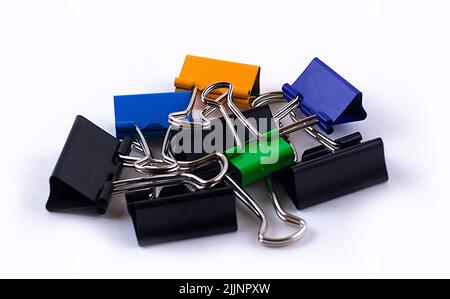 Un primo piano di graffette metalliche in carta, isolate su sfondo bianco Foto Stock