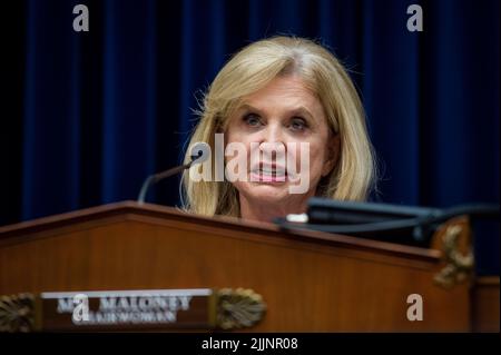 Washington, Vereinigte Staaten. 27th luglio 2022. Il rappresentante degli Stati Uniti Carolyn Maloney (democratico di New York), Presidente, Commissione della Camera degli Stati Uniti per la supervisione e la riforma, presiede âExamining audizione della Commissione della Camera per la supervisione e la riforma sulle pratiche e i profitti di Gun Manufacturersâ nel Rayburn House Office Building di Washington, DC, 27 luglio 2022. Credit: Rod Lammey/CNP/dpa/Alamy Live News Foto Stock