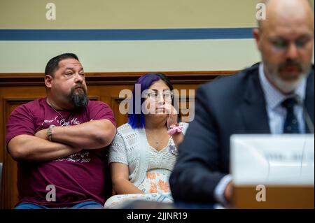 Washington, Vereinigte Staaten. 27th luglio 2022. Jazmin Cazares, il centro, la cui sorella di nove anni Jacklyn Cazares, era uno dei bambini uccisi da un cannoniere alla Robb Elementary School di Uvalde, Texas, è seduto accanto al padre Javier Cazares, a sinistra, Nel corso di un'audizione della Commissione per la supervisione e la riforma âExamining le pratiche e i profitti di Gun Manufacturersâ nel Rayburn House Office Building a Washington, DC, 27 luglio 2022. Credit: Rod Lammey/CNP/dpa/Alamy Live News Foto Stock