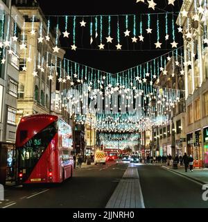 Una foto verticale di Oxford Street a Londra, Regno Unito a Natale 2021 Foto Stock