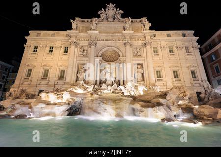 Foto ad angolo basso della Fontana di Trevi Foto Stock
