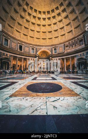 Una vista affascinante dell'interno della cupola del Pantheon, Roma, Italia Foto Stock