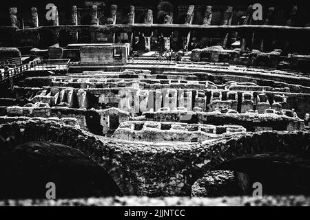 Una foto in scala di grigi del vecchio edificio Foto Stock