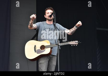 Frank Turner si esibisce dal vivo in concerto, giorno 1 del festival vittorioso 2021 Foto Stock