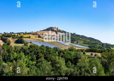 Solarcelles sulle verdi colline del borgo di Montedinove a 561 m di altitudine nelle Marche italiane. Foto Stock