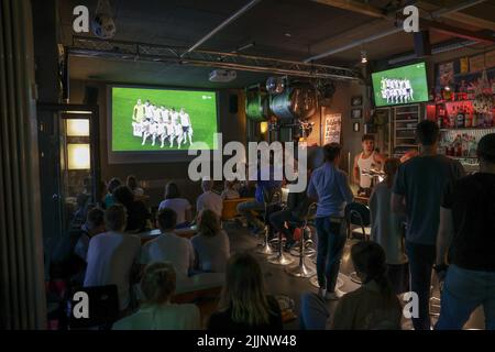 Milton Keynes, Regno Unito. 27th luglio 2022. Vista del FC Magnet Bar al pubblico della semifinale del Campionato europeo tra Germania e Francia. Credit: Joerg Carstensen/dpa/Alamy Live News Foto Stock