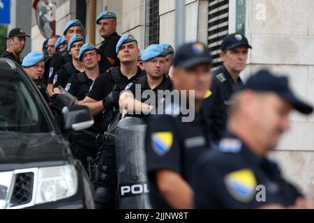 Diverse centinaia di cittadini si sono riuniti di fronte all'edificio dell'Ufficio dell'Alto rappresentante (OHR) a Sarajevo, dove stanno attualmente bloccando il traffico. Negli ultimi due giorni si sono tenute proteste contro le misure che molti ritengono divideranno ulteriormente il pubblico della BiH, dando a diversi partiti il monopolio sul sistema elettorale, a Sarajevo, in Bosnia-Erzegovina, il 27 luglio 2022. Foto: Armin Durgut/PIXSELL Foto Stock