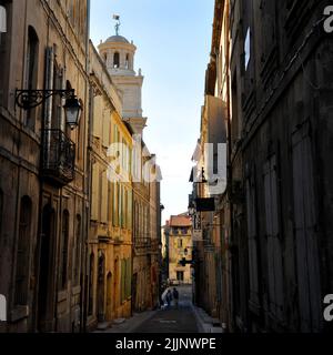 Un vicolo stretto sotto la luce del sole ad Arles, Francia Foto Stock