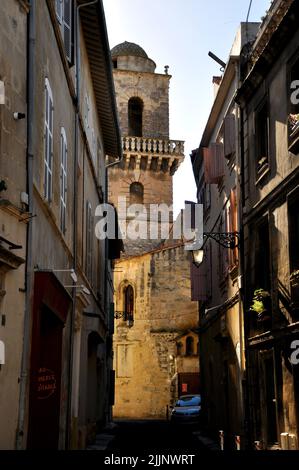 Un colpo verticale di un vicolo stretto sotto la luce del sole ad Arles, Francia Foto Stock