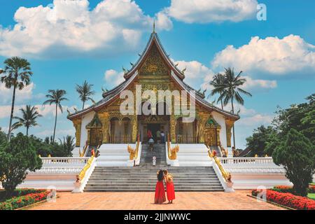 Luang Prabang, Laos - Agosto 17. 2018: I turisti visitano il Museo Nazionale del Palazzo reale a Luang Prabang con il cielo blu Foto Stock