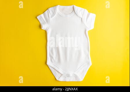 Mockup piatto di bambini intimo bodysuit per ragazzi e ragazze su uno sfondo giallo brillante. Layout per la progettazione e la collocazione della pubblicità, prin Foto Stock