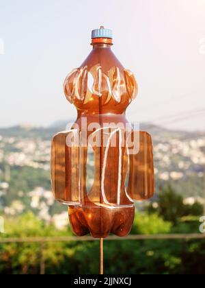 Anemometro da bottiglia di plastica. Misuratore di velocità del vento. Strumento di misurazione del vento. Tagliare la bottiglia di plastica Foto Stock