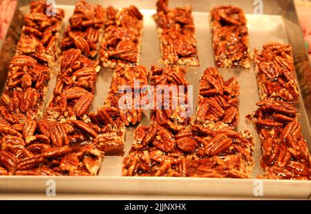 Biscotti di noce caramellato su un vassoio di metallo Foto Stock