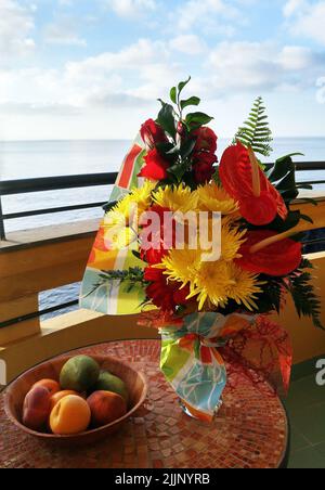 Bouquet di fiori per una donna amata in una camera d'albergo piante, fiori, frutta, giallo, blu, rosa, rosso, estate, primavera, bello, grande Foto Stock