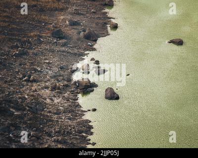 chot di lago incontra spiaggia terra creando bella scena Foto Stock