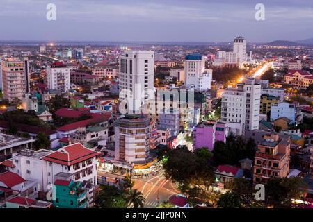 Hue, Vietnam - 14 dicembre 2012: Alto angolo di vista dello skyline del centro di Hue, provincia di Thua Thien – Hue, Vietnam al tramonto. Foto Stock