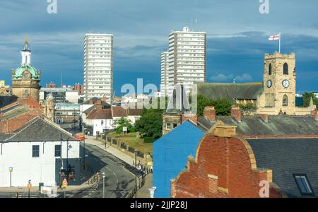 Paesaggio urbano che mostra l'Empire Theatre, i blocchi della torre e Minster, la città di Sunderland, Tyne and Wear, Inghilterra, Regno Unito Foto Stock