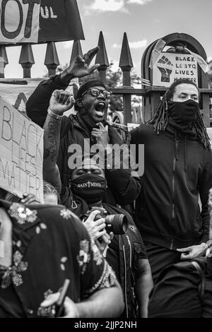 Una scala di grigi di persone in Black Lives Matter protesta, Glasgow verde. REGNO UNITO Foto Stock