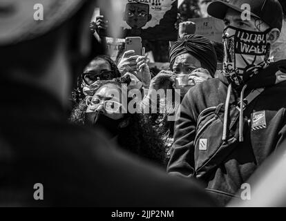 Una scala di grigi di persone in Black Lives Matter protesta, Glasgow verde. REGNO UNITO Foto Stock