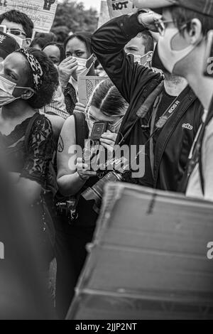 Una scala di grigi di persone in Black Lives Matter protesta, Glasgow verde. REGNO UNITO Foto Stock