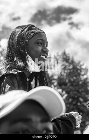 Una foto in scala di grigi di una femmina in Black Lives Matter, Glasgow Green Foto Stock