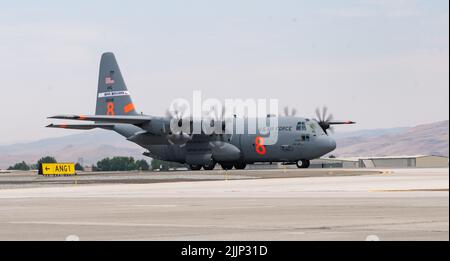 Col. Jeremy Ford, 152nd comandante dell'Ala Airlift, taxi un aereo C-130 Hercules dopo l'atterraggio alla base della Guardia Nazionale aerea del Nevada a Reno, Nevada durante il suo volo finale "fini-flight" con l'ala, 26 luglio 2022. Ford è stato il comandante dei 152nd's "High Rollers" dal 2021 e partirà all'inizio di agosto per assumere una nuova posizione presso il National Guard Bureau al Pentagono di Arlington, Virginia (U.S.A. Foto della Guardia Nazionale aerea di Senior Airman Thomas Cox) Foto Stock