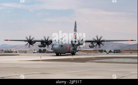 Col. Jeremy Ford, 152nd comandante dell'Ala Airlift, taxi un aereo C-130 Hercules dopo l'atterraggio alla base della Guardia Nazionale aerea del Nevada a Reno, Nevada durante il suo volo finale "fini-flight" con l'ala, 26 luglio 2022. Ford è stato il comandante dei 152nd's "High Rollers" dal 2021 e partirà all'inizio di agosto per assumere una nuova posizione presso il National Guard Bureau al Pentagono di Arlington, Virginia (U.S.A. Foto della Guardia Nazionale aerea di Senior Airman Thomas Cox) Foto Stock