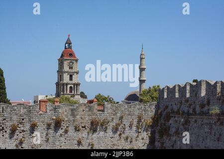 Moschea di Suleiman accanto alla torre medievale dell'orologio nella città di Rodi Foto Stock