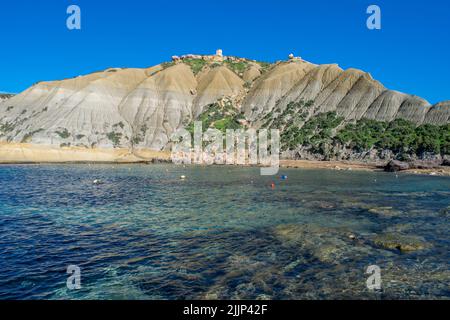 Ripidi pendii di argilla blu, con detriti scaglianti che formano un calcare lungo la costa di Xatt l-Ahmar, Ghajnsielem, Gozo, Malta, in una giornata di sole. Foto Stock