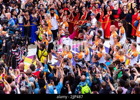 BIRMINGHAM, REGNO UNITO. 27th Lug 2022. Artisti di varietà si esibiscono durante l'evento di ritorno a casa della Queen's Baton Relay di Birmingham 2022 - Commonwealth Games a Victoria Square mercoledì 27 luglio 2022 a BIRMINGHAM, REGNO UNITO. Credit: Taka G Wu/Alamy Live News Foto Stock