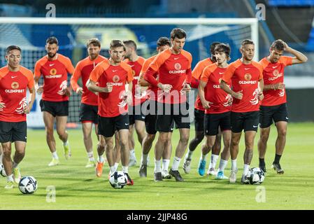 I giocatori del FC Kyzylzhar sono visti durante una sessione di allenamento in vista della UEFA Europa Conference League secondo turno di qualificazione, 2nd partite di manche contro NK Osijek al Gradski Vrt di Osijek, in Croazia, il 27 luglio 2022. Foto: Davor Javorovic/PIXSELL Foto Stock