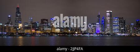 Lo splendido scatto panoramico dello skyline di Chicago dal lago di notte. Gli Stati Uniti. Foto Stock