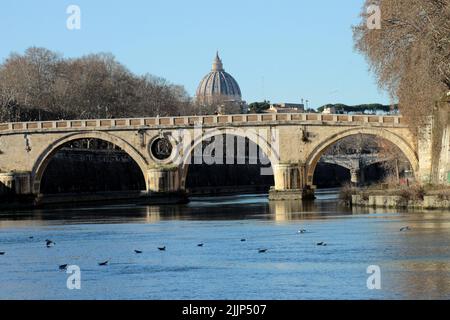 Il Ponte Sisto si affaccia sul Tevere e sulla Basilica di San Pietro sullo sfondo di Roma Foto Stock