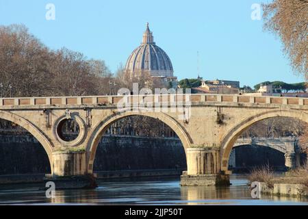 Il Ponte Sisto si affaccia sul Tevere e sulla Basilica di San Pietro sullo sfondo di Roma Foto Stock