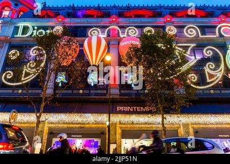 Parigi, Francia, vista esterna dei grandi magazzini francesi, Au Printemps su Boulevard Haussmann, di notte, dettaglio, luci, Christian Dior Advertising Foto Stock